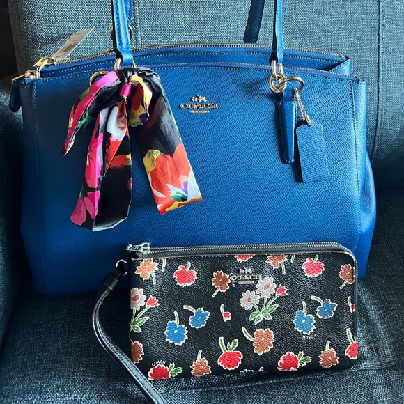 Coach Purse with Wallet - Picture 4 of 16